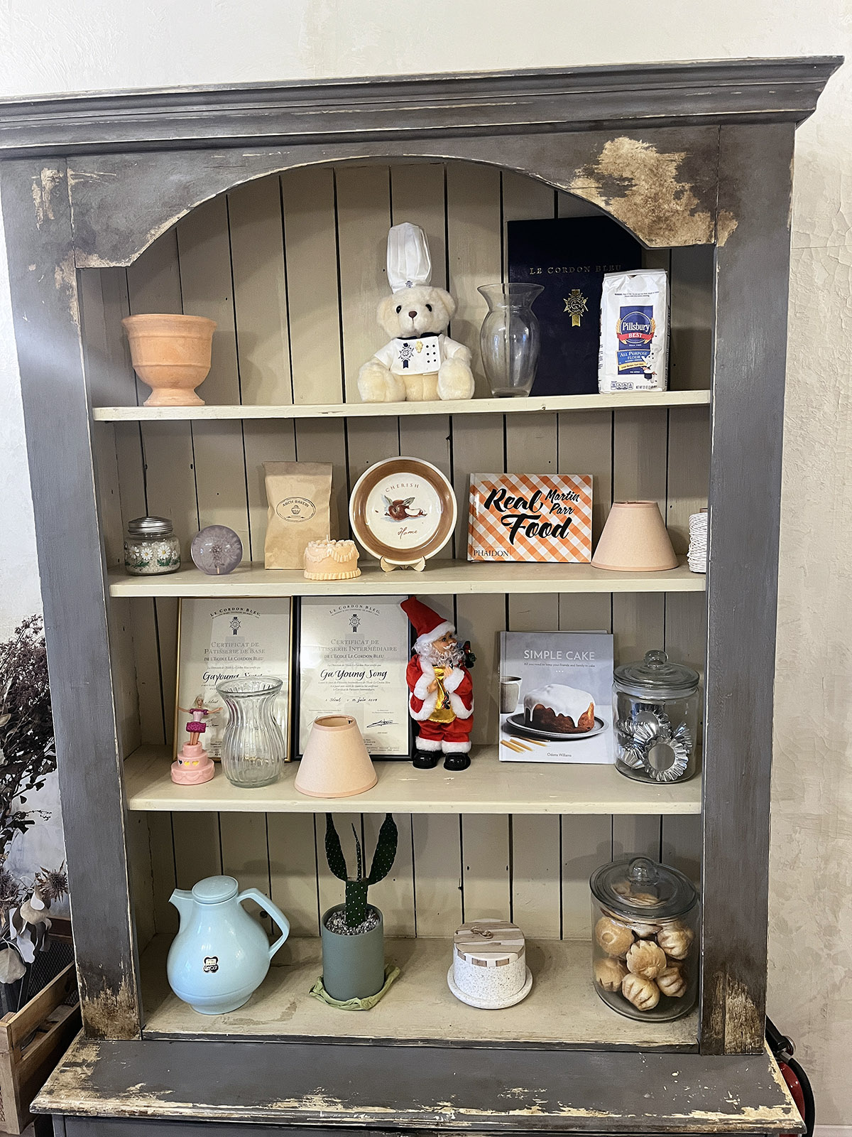 남포동 아치 베이커리 내부