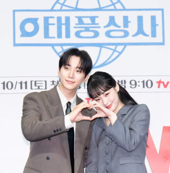 '태풍상사' 오미선,배우 김민하가 완성한 'K-레트로' 경리의 모든 것 (패션, 연기, 비하인드)