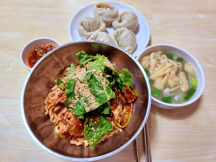 전참시 전지적참견시점 이영자 숨겨진 히든 맛집 청담부부 정우성 이정재 칼국수, 칼비빔국수, 만두, 비빔국수 영등포구 문래동 칼국수집 국수집 맛집 소개