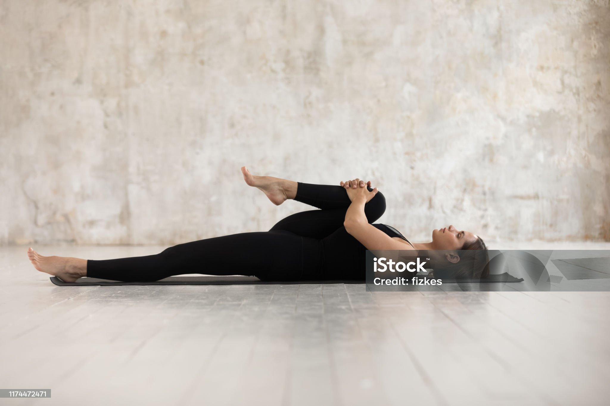 knee to chest 운동하는 여성