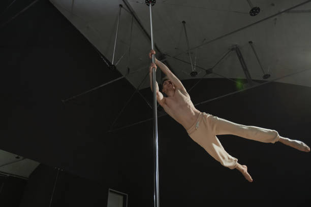 고정폴을 시도중인 남자폴댄서