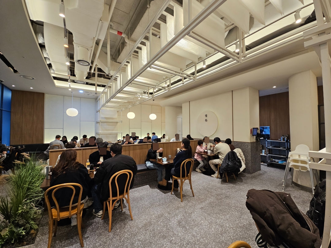 정돈 광교 갤러리아 내부