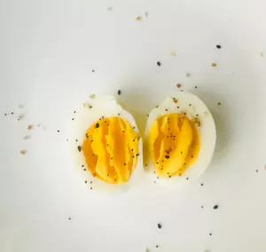삶은-계란을-반쪽으로-자른-모습