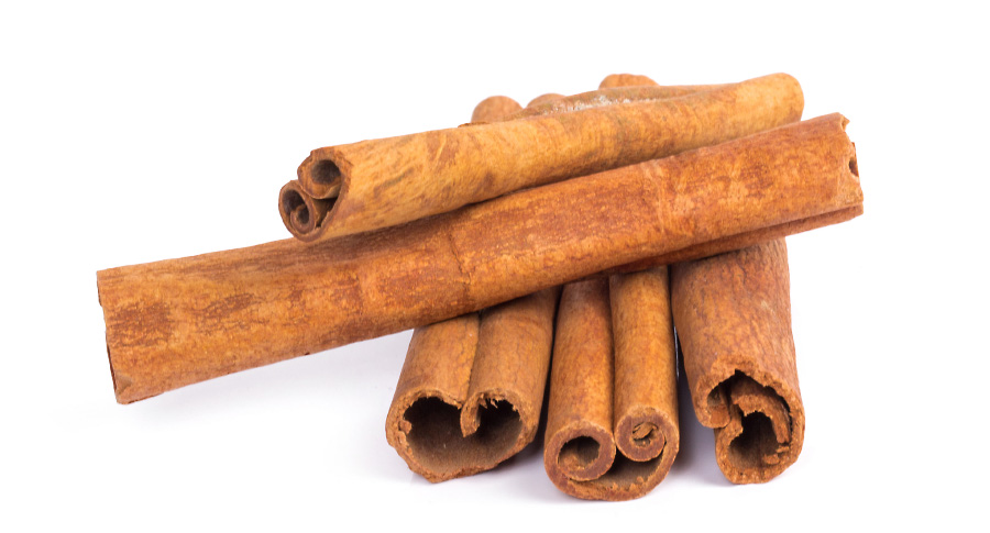 야생에서 채취를 한 계수나무의 껍질인 계피를 깨끗하게 세척하고 건조시킨 것을 하얀 바닥 위에 5개를 놓아두고 찍은 사진