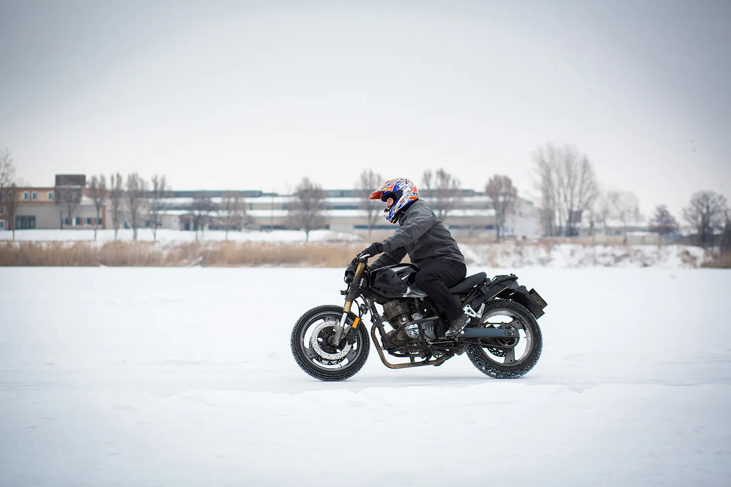 얼어붙은-호수가에서-오토바이를-타는-남자