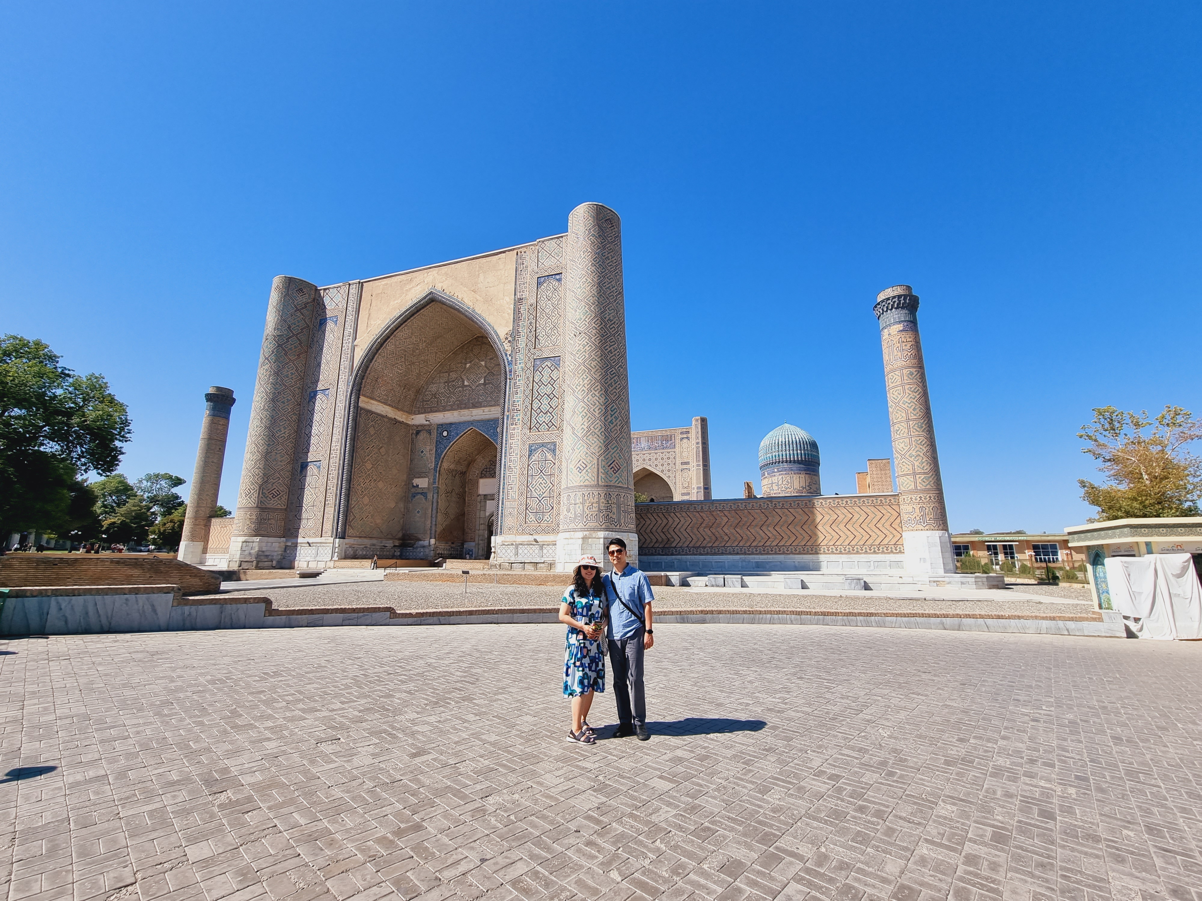 비비하눔 사원의 입구 모습
