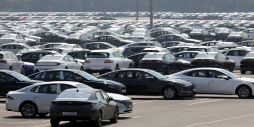 자동차 출고장에 진열되고 있는 수백대의 차들을 촬영한 사진
