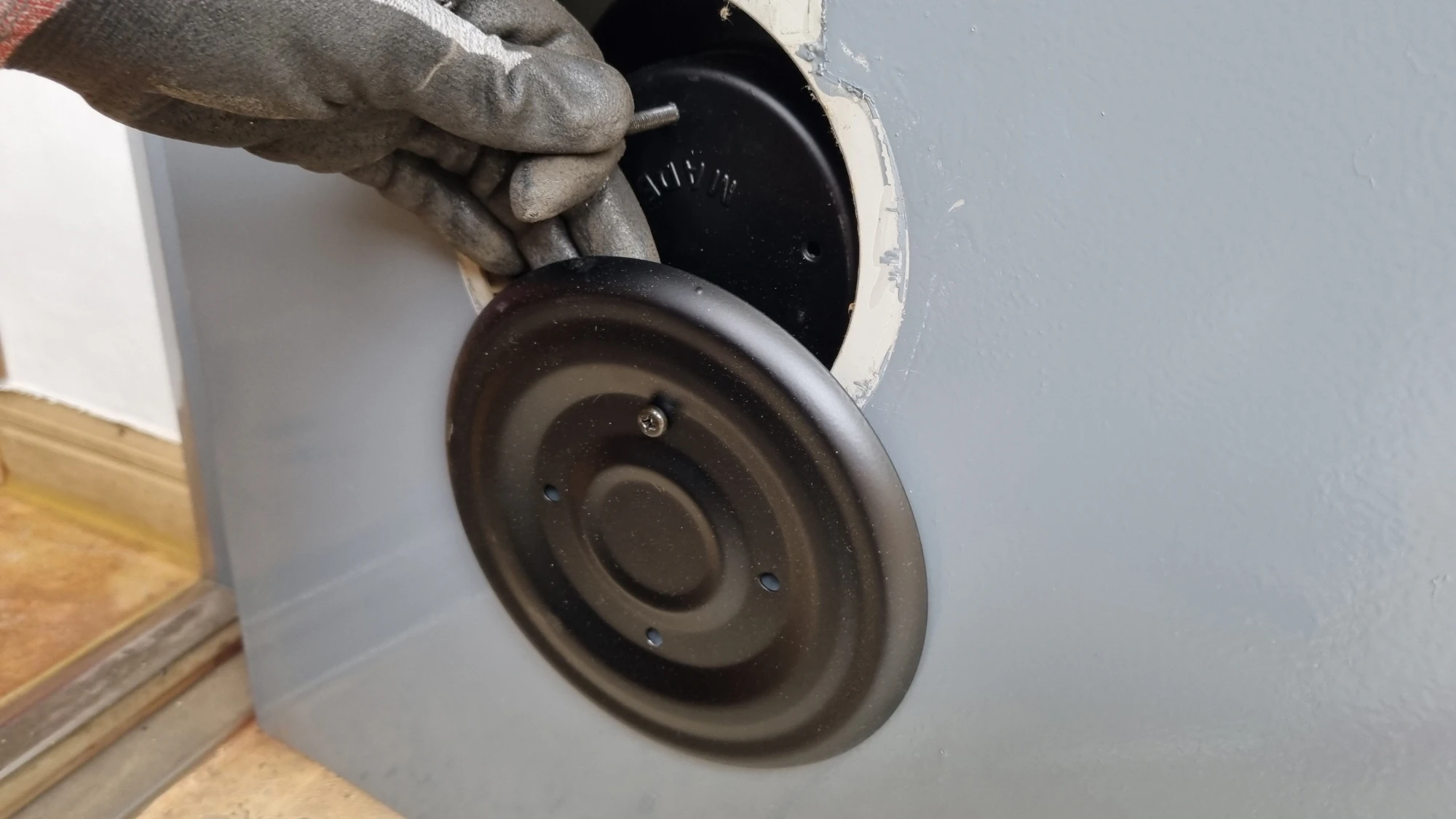 실내 커버 끼우는 모습