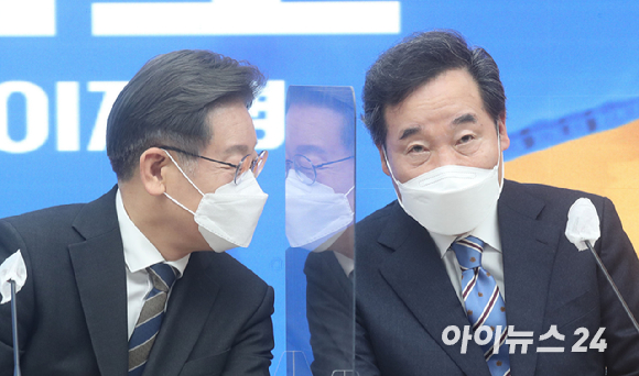 이재명(왼쪽) 더불어민주당 대선 후보와 이낙연 총괄선대위원장이 지난 2022년 2월 9일 오전 서울 영등포구 중앙당사에서 열린 중앙선거대책위원회 회의에서 대화하고 있다. [사진=아이뉴스24 포토DB]
