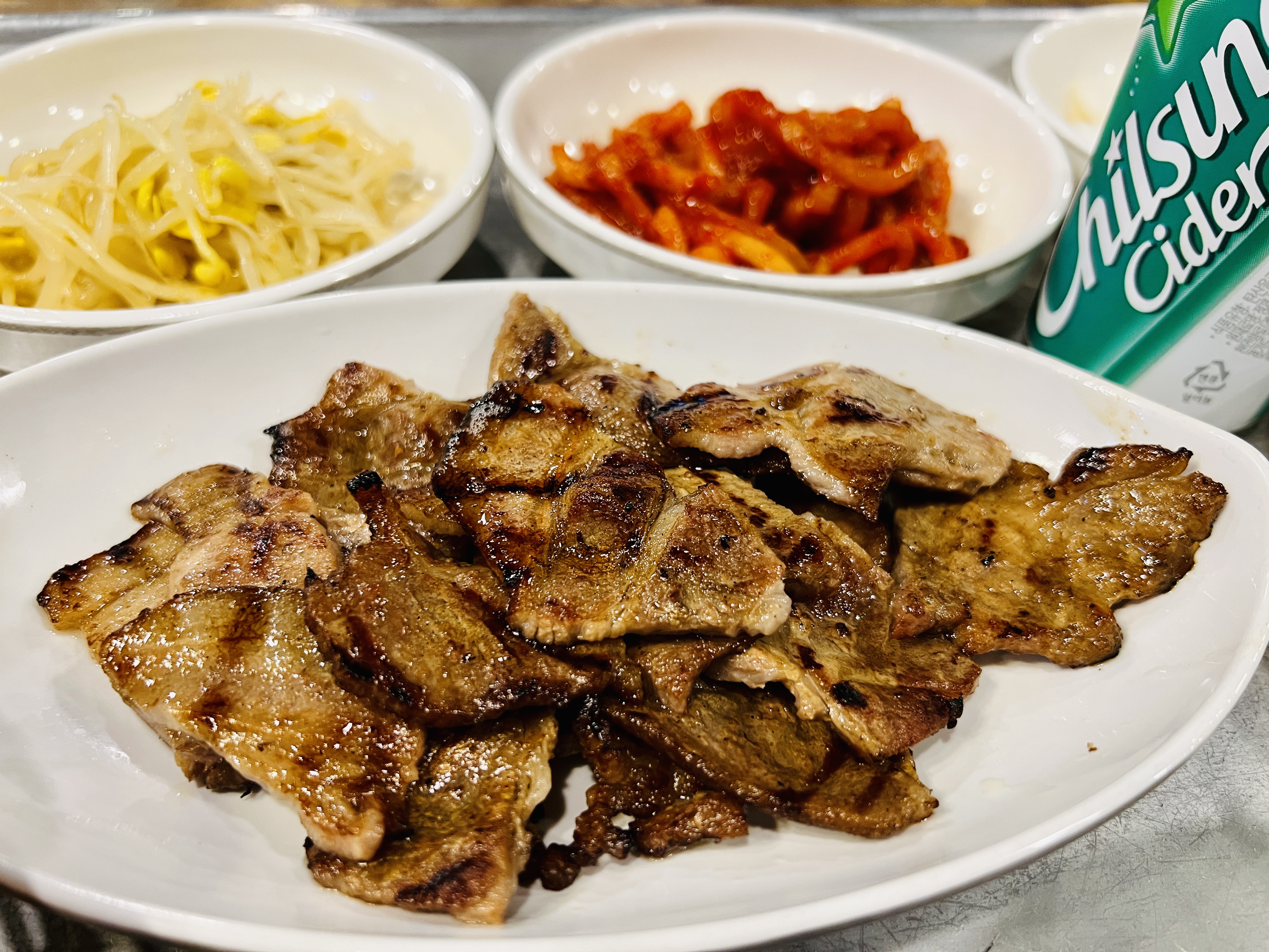 돼지불백이 그릇에 담겨있는 사진