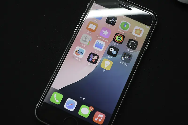 아직 작동이 잘 되는 아이폰 SE2