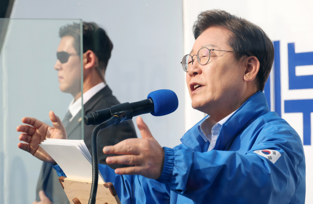 이재명 더불어민주당 대선 후보가 대선을 나흘 앞둔 30일 강원 원주시 원주행복마당에서 유권자들에게 지지를 호소하고 있다.