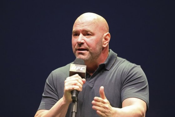 무언가-발표-중인-데이나-화이트-UFC-회장