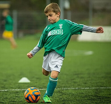 축구공-차는-어린이