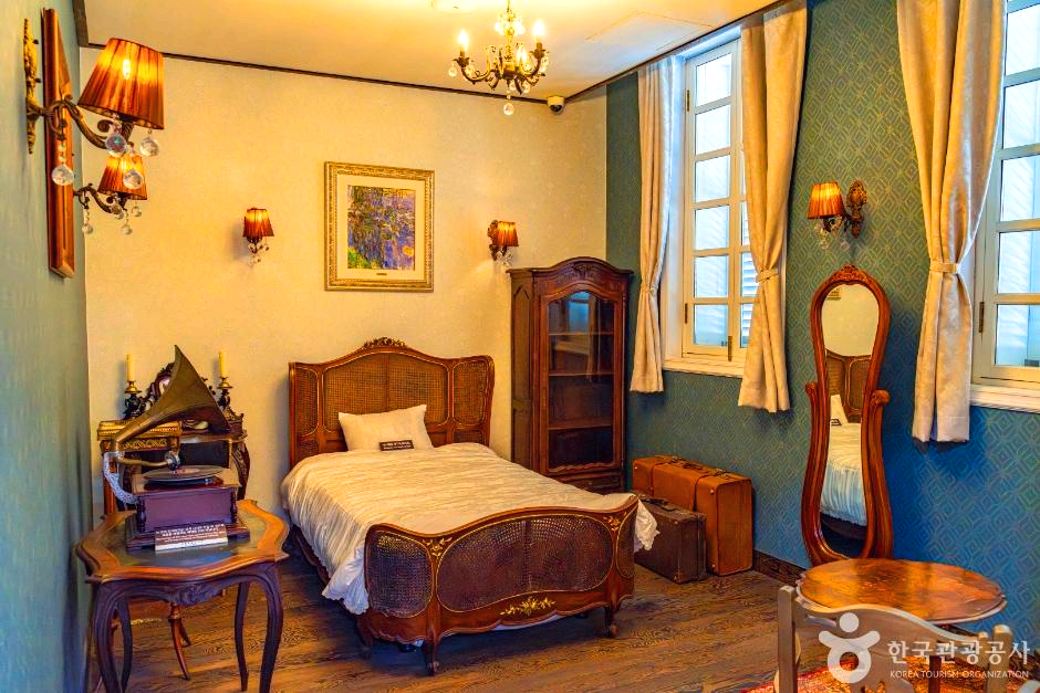 호텔객실 내부에 침대등 가구 들이 배치되있다.