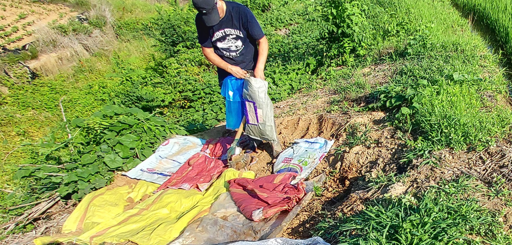 충주 농장 논둑 보수, 돌 대신 포대로 기초 보완하는 과정