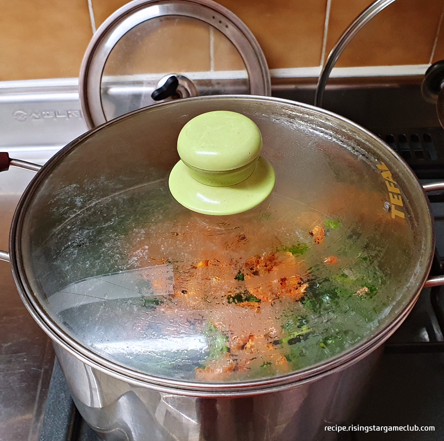 아욱 된장국에 뚜껑을 닫고 끓이는 사진