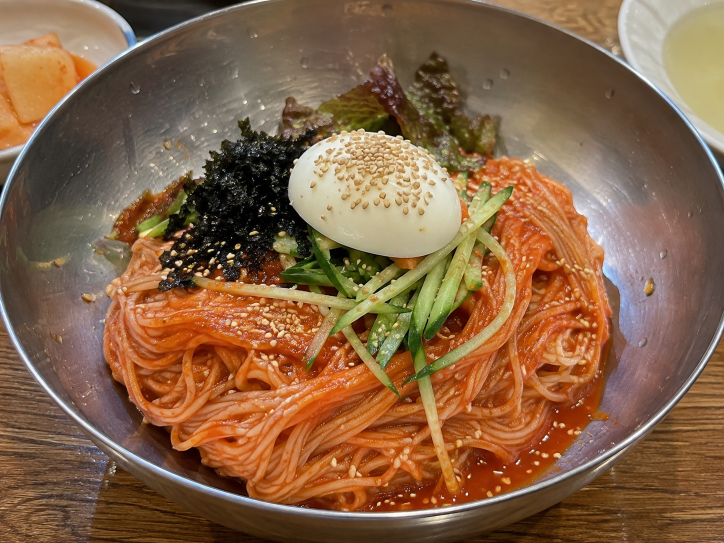 면발이 쫄깃한 수제 비빔국수