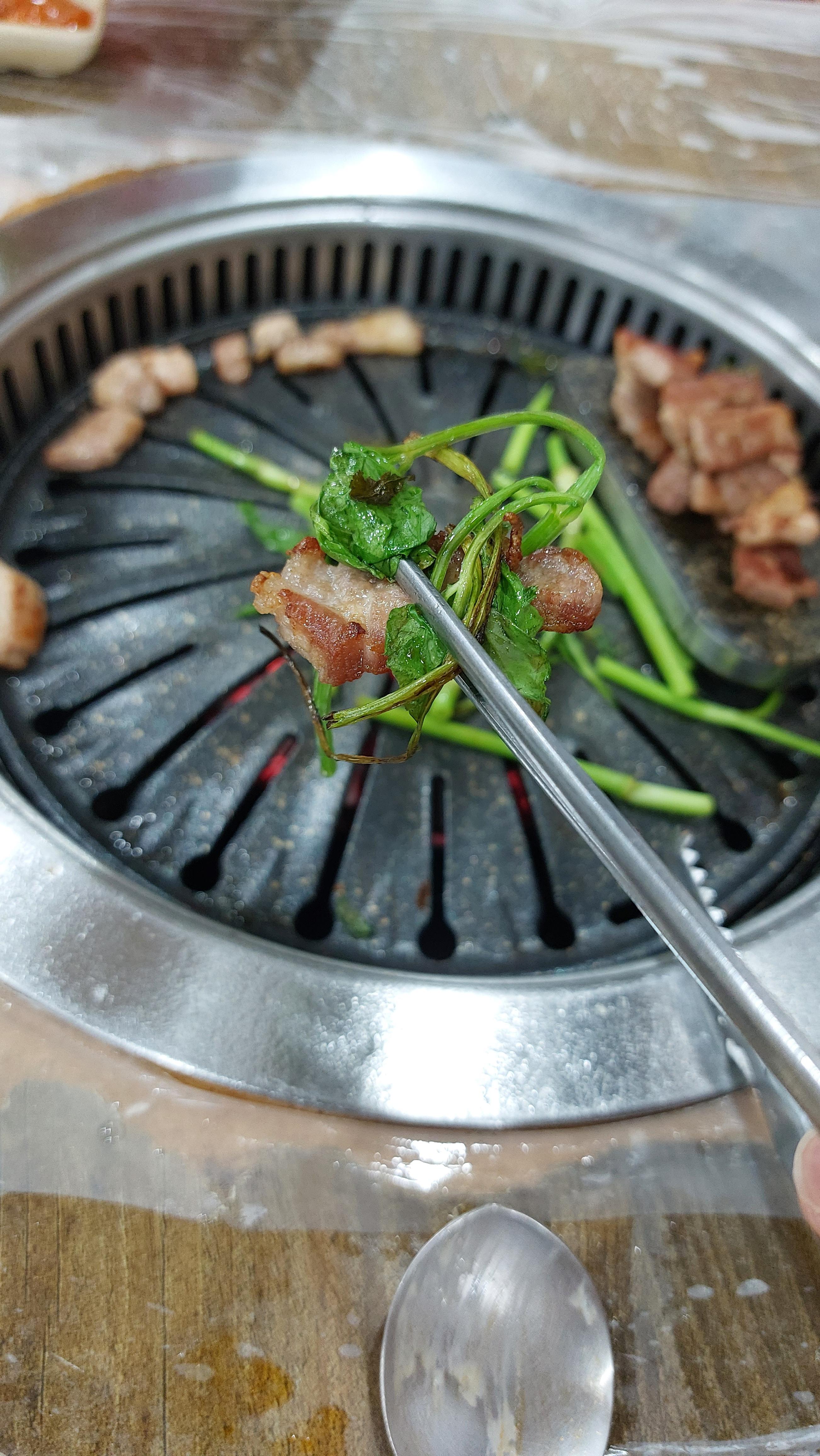 미나리랑 먹어서 맛있다
