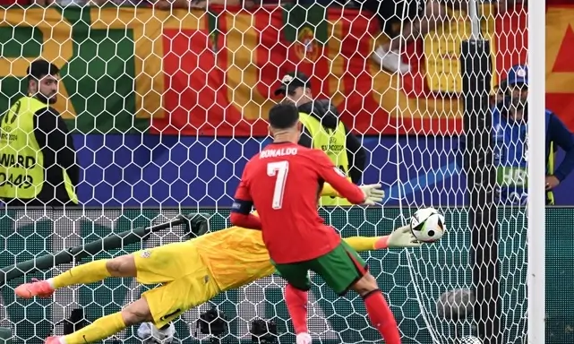 호날두 패널티킥 실축장면