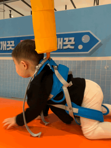 트니트니 센터에서 아기가 짚라인을 타고 활동하는 GIF