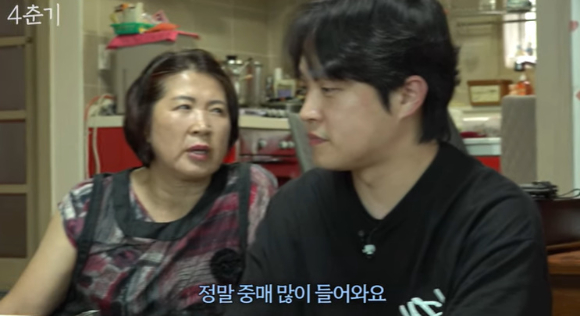 지난 22일 유튜브 채널 &#39;14F 일사에프&#39; 웹예능 &#39;4춘기&#39;에선 김대호 아나운서가 고향에 방문해 부모님을 만나는 모습이 그려졌다. [사진=유튜브 채널 &#39;14F 일사에프&#39;]
