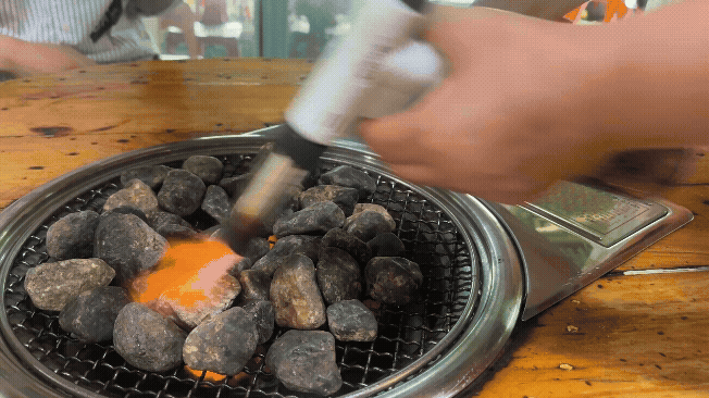 토치로 맥반석을 달구는 윤스꼬 맥반석 문어닭갈비 조리 과정