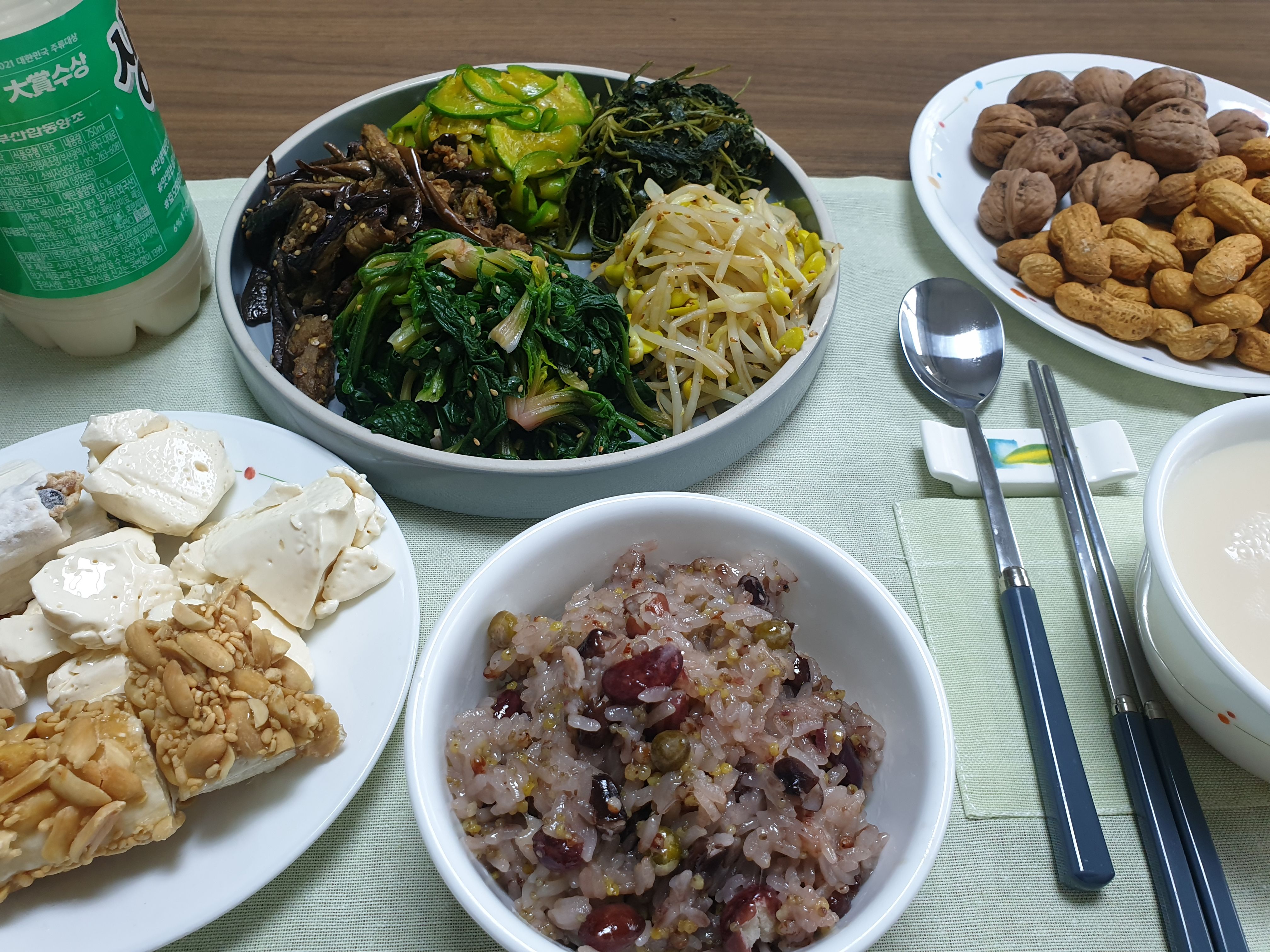 나물과 건과류,엿,오곡밥.막걸리