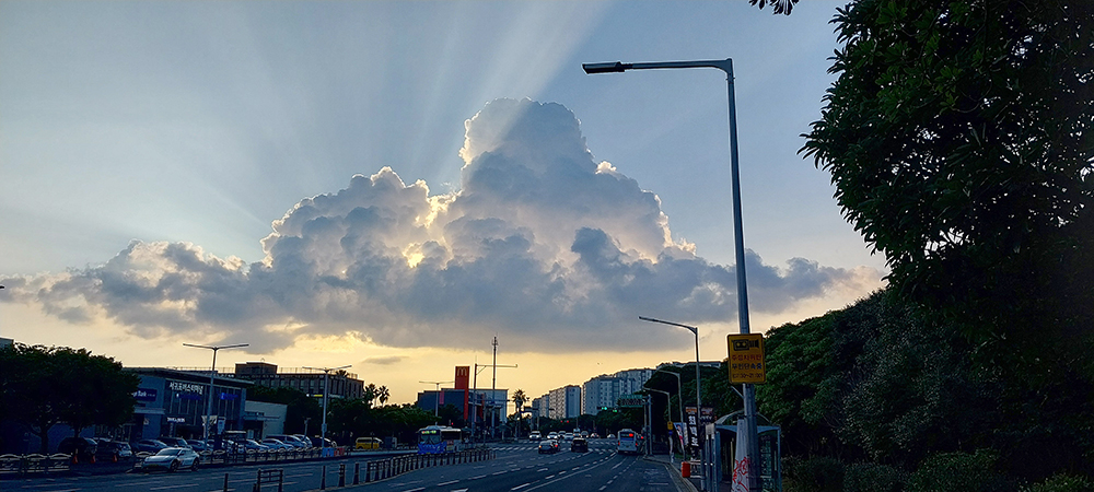 구름 뒤 유앱이 빛을 뿜뿜 뿜어내는 듯한 하늘 광채