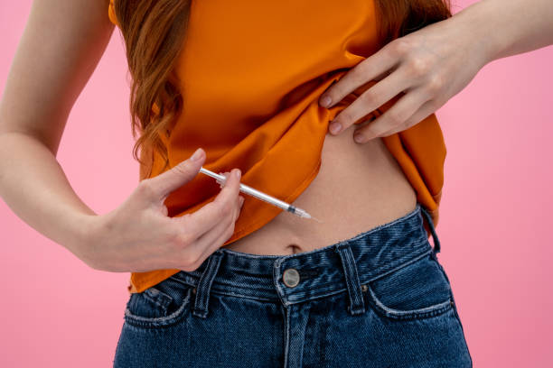 배란유도제 주사를 맞는 여성