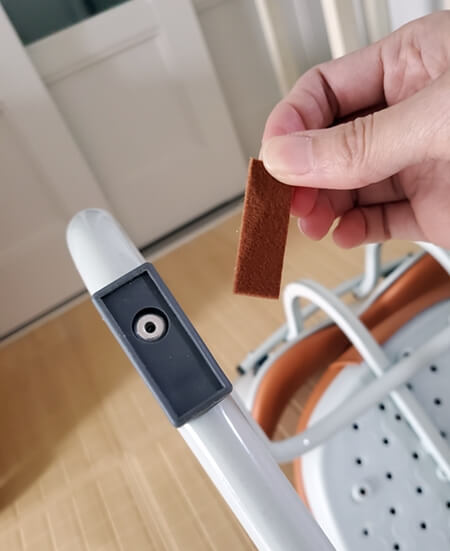 듀오백 의자 다리에 스크레치방치 스티커 붙이기