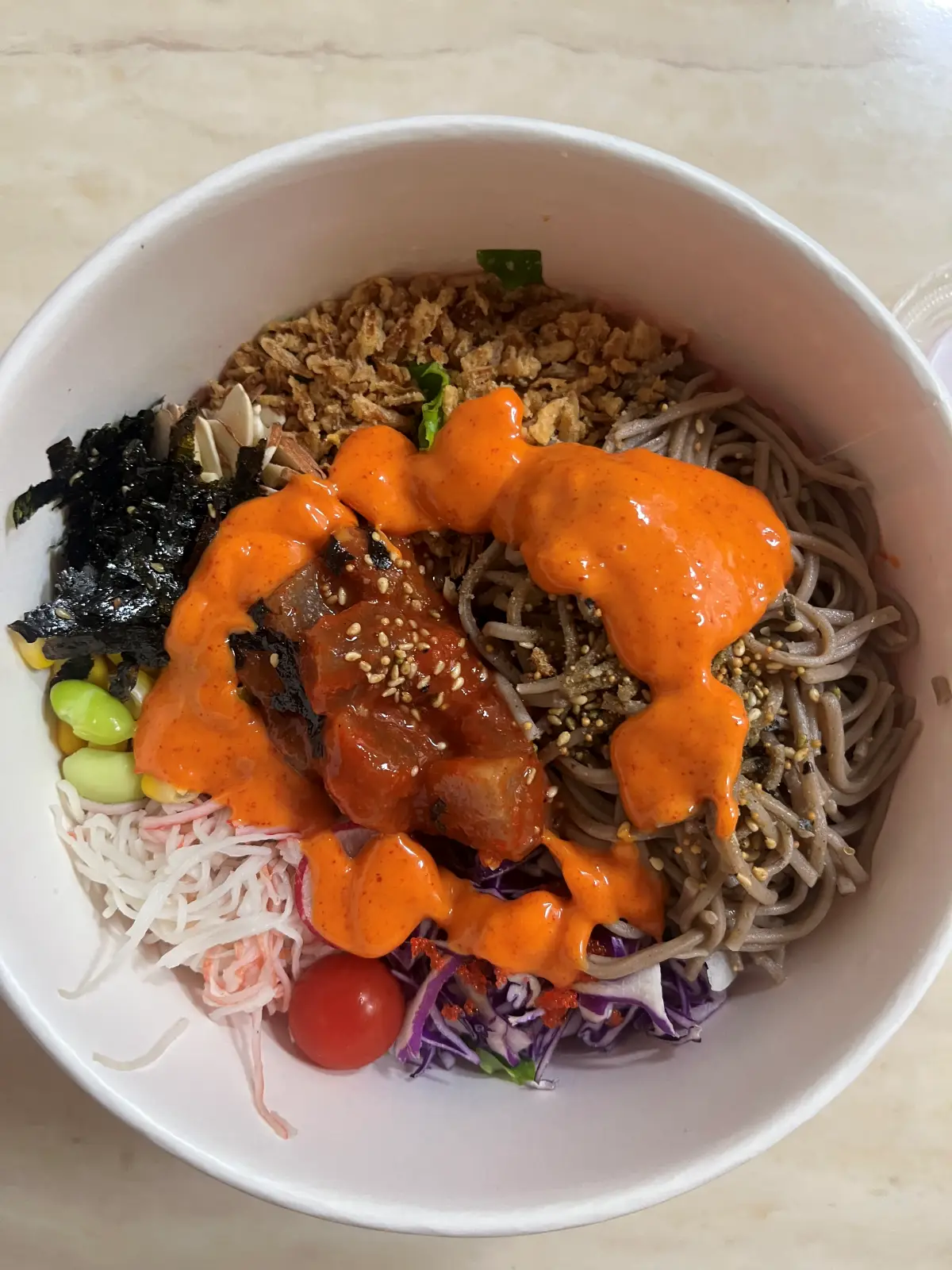 포케올데이 메밀면 스파이시참치 소스 뿌린 후