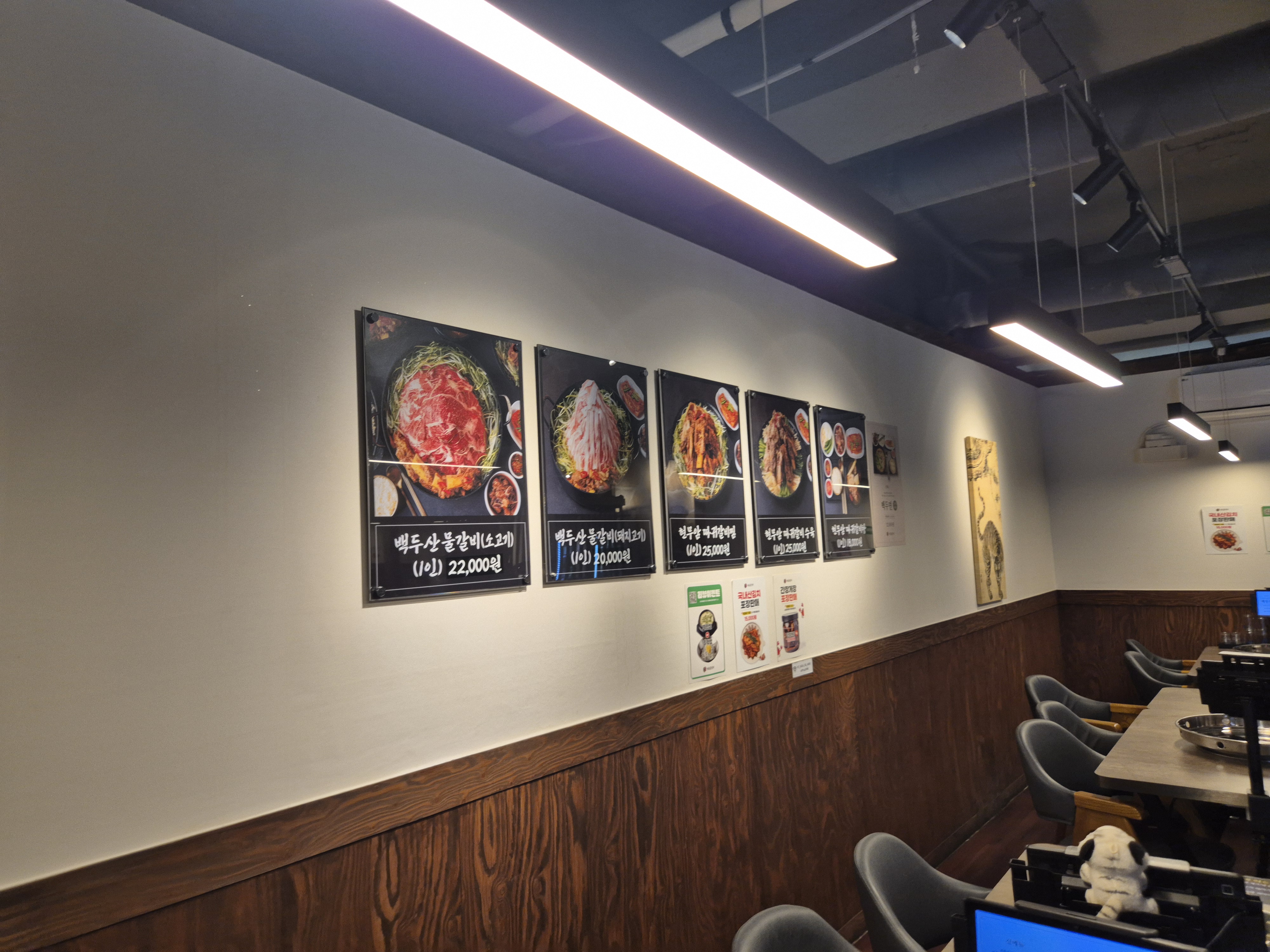 대표 메뉴판이 벽에 전시되어 있습니다.