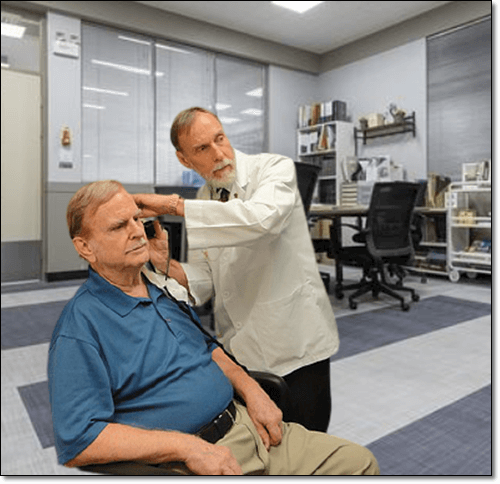 귀 검사 받는 노인