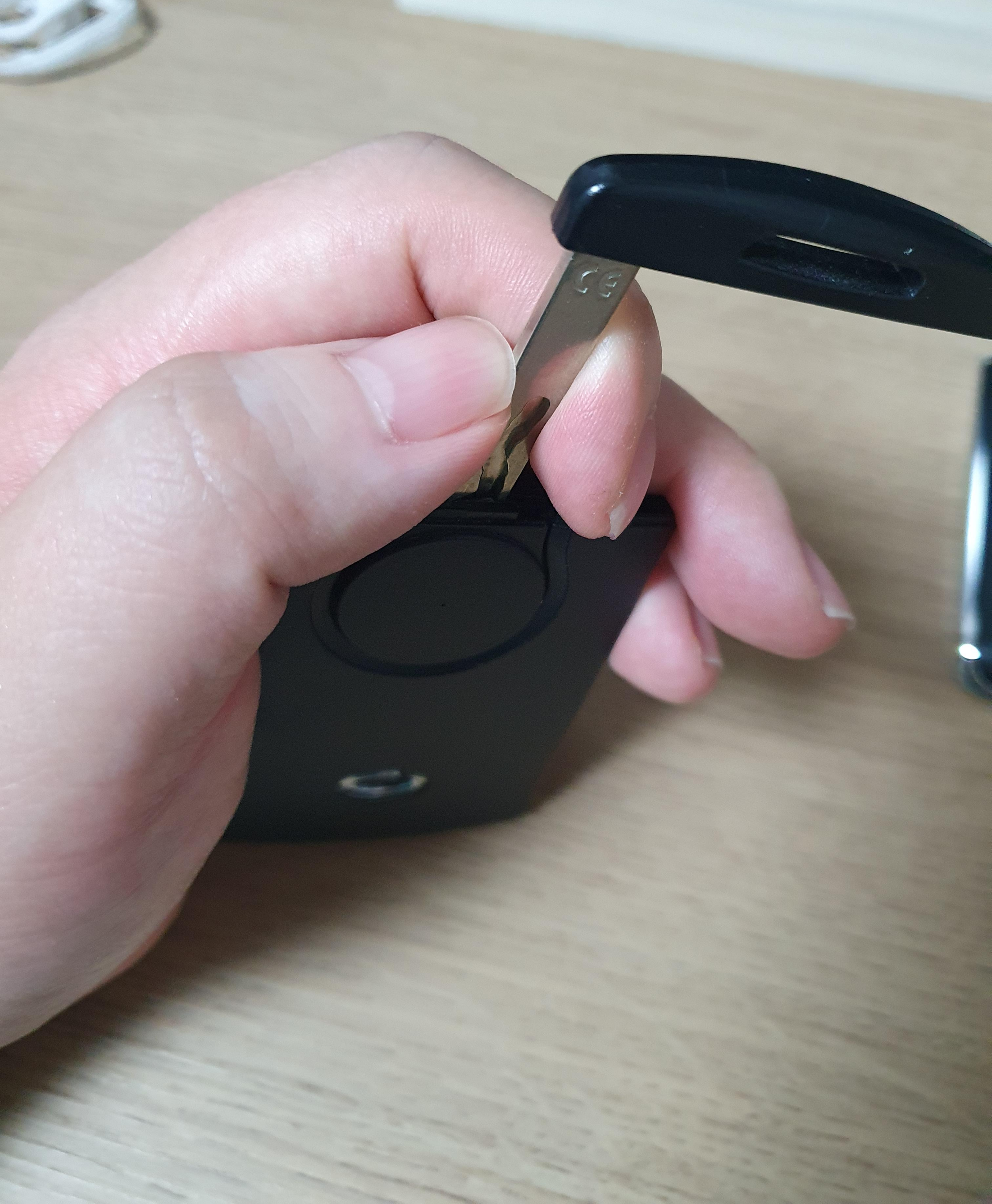 SM7 스마트키 베터리 커버 빼는 방법