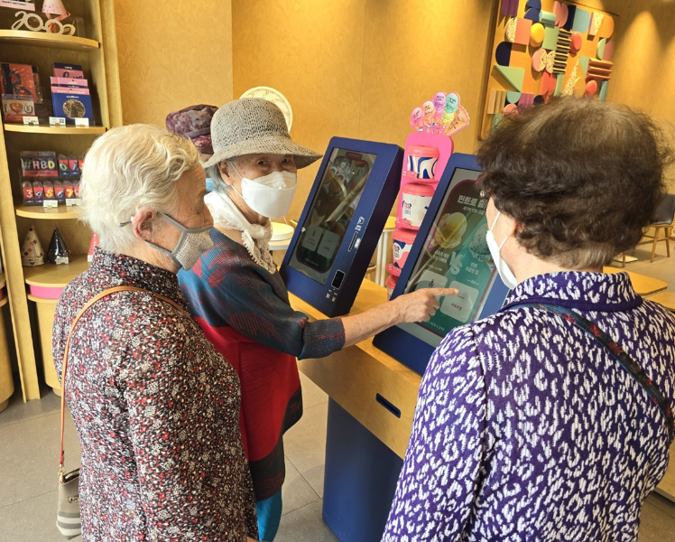 키오스크 사용해보시는 어르신의 모습