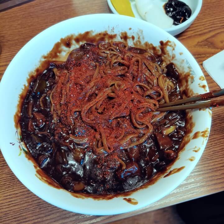 고추가루-뿌린-자장면