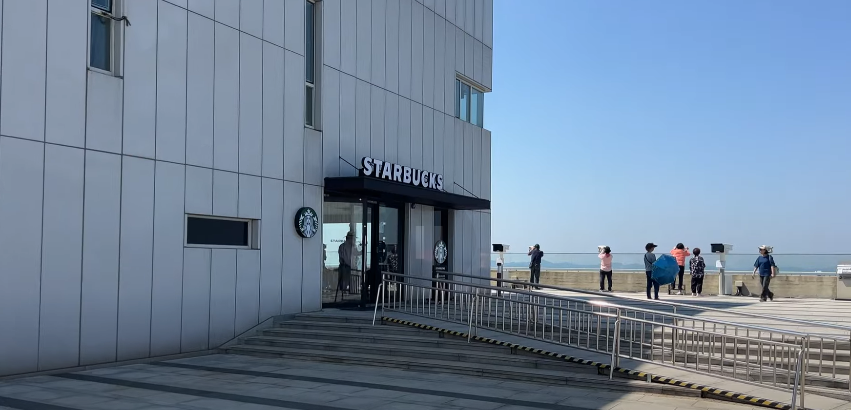 북한이 보이는 스타벅스