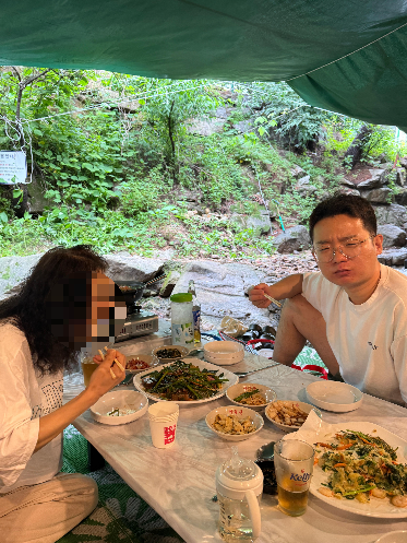 장흥계곡에서 주문한 메뉴들을 맛있게 먹고 있는 찬솔이 외할머니와 찬솔이 아빠 사진