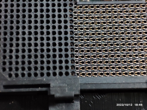 소켓이 어떻게 CPU를 접속되는지 이동 동작을 반복하면서 확인하고 있습니다.