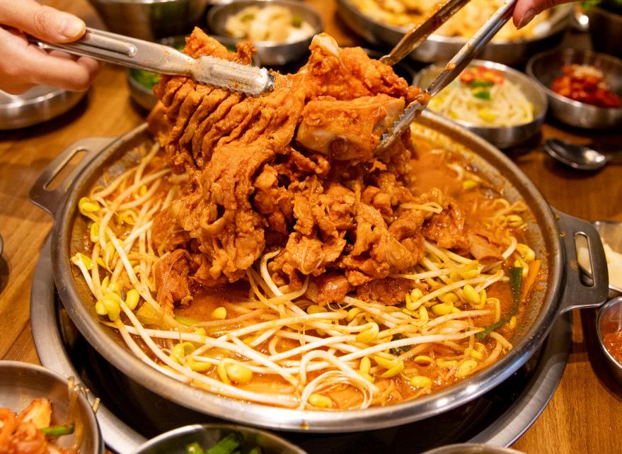 생방송투데이 전주식물갈비를 집게로 들어올리는 모습