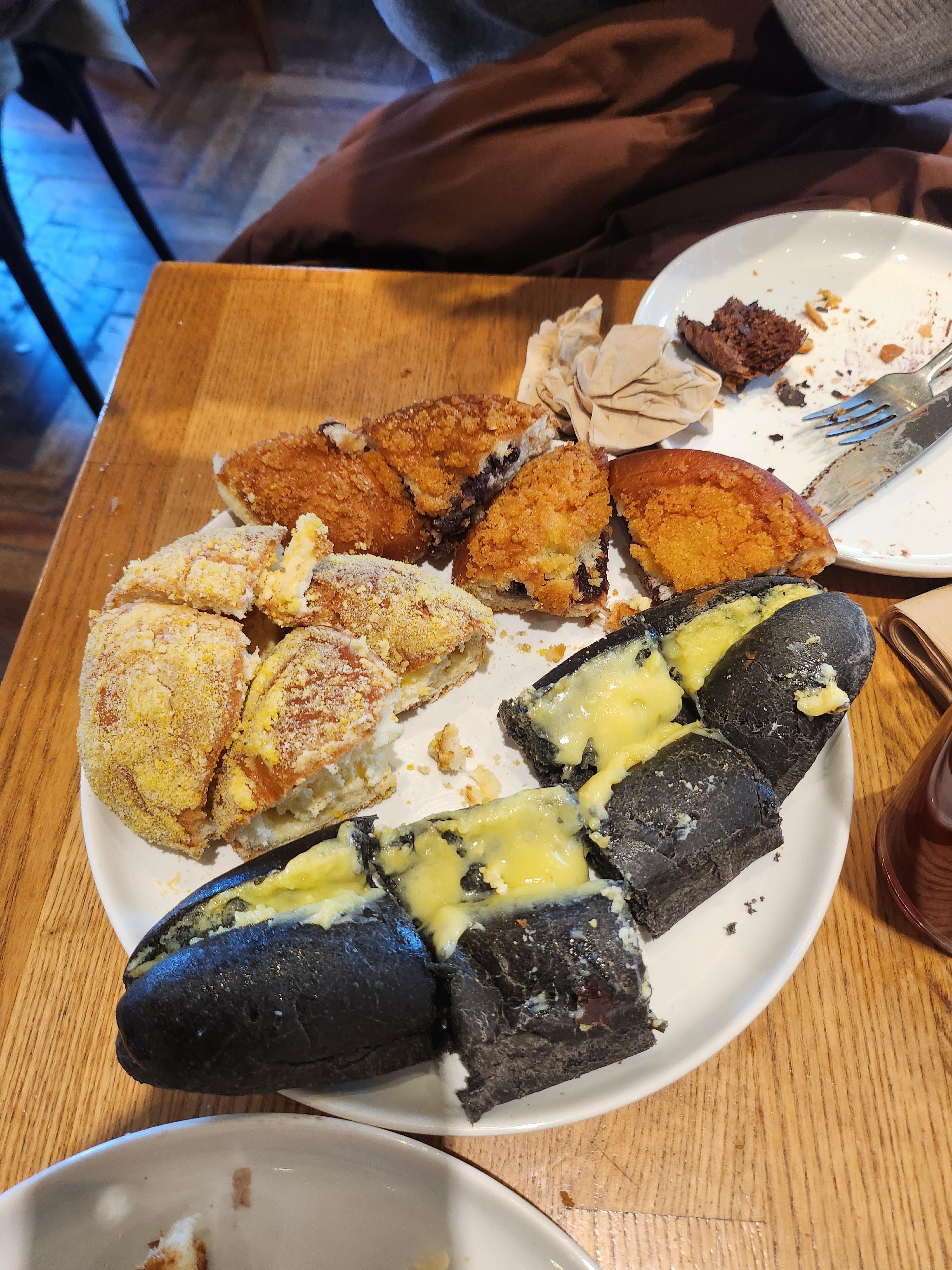 오징어먹물방망이&amp;#44; 유자크림치즈&amp;#44; 튀김 소보루