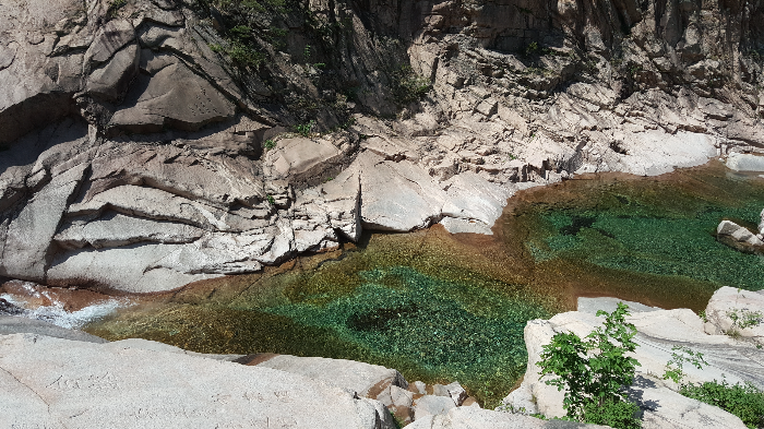 설악한 계곡의 푸른물