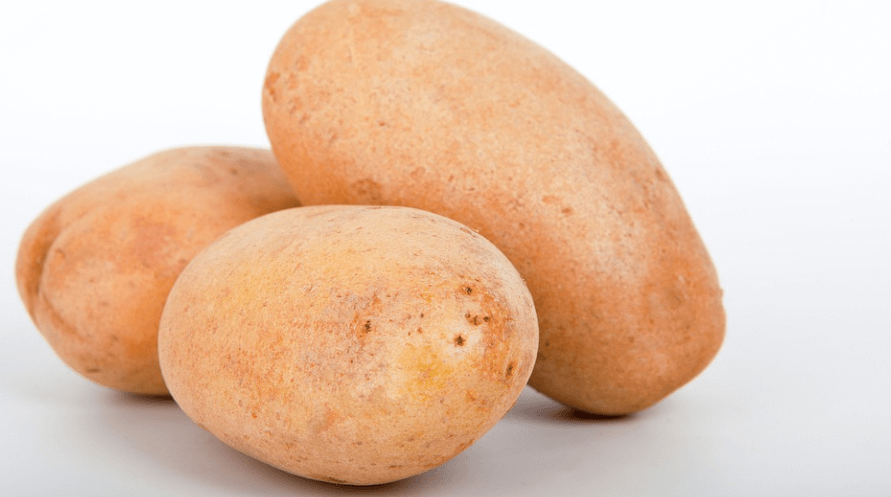 감자 3개가 놓여 있다