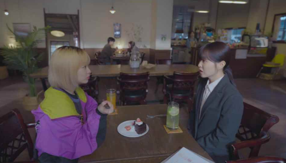 커피숍에서 미지와 미래가 마주 앉아 있는 스틸컷