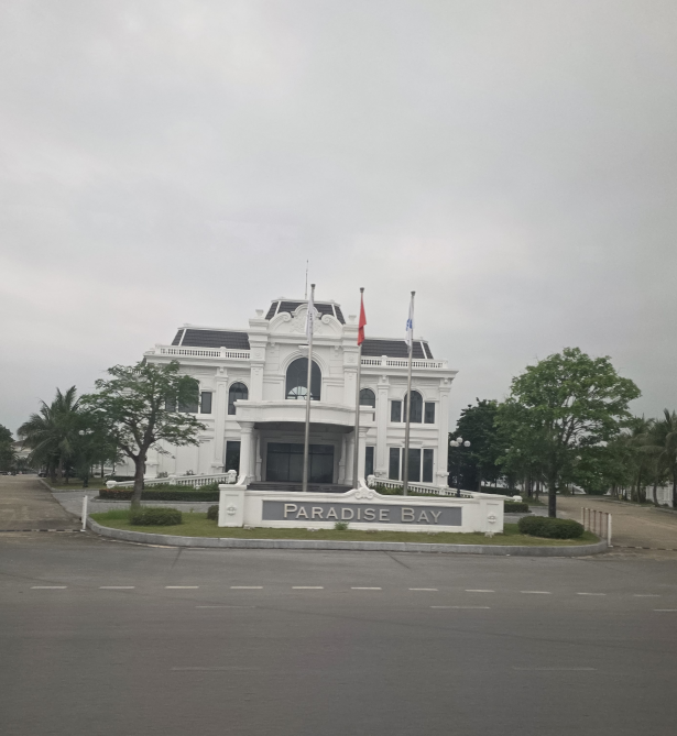 파라다이스 베이 흰색 유럽풍 2층 본관 건물과 광장 전경