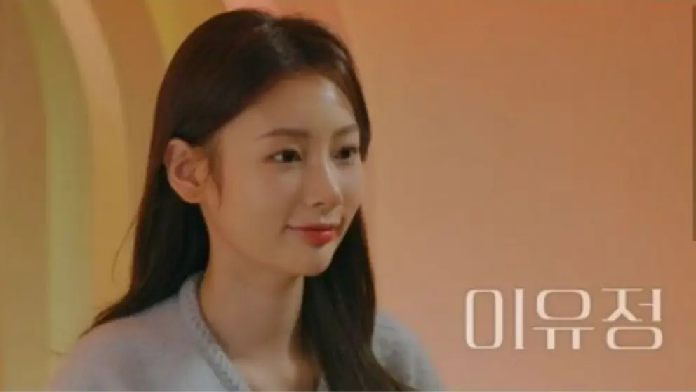 환승연애3-
갈색배경 긴 웨이브머리를 풀은채 살짝 미소를 짓고 오른쪽을 바라보는 이유정