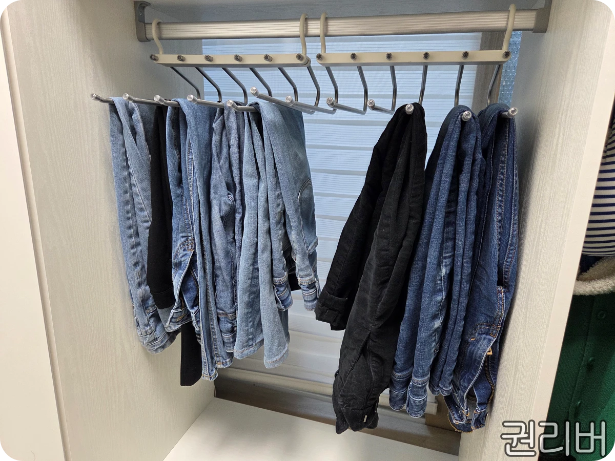 코멧-6단-접이식-바지걸이-바지를-걸어-둔-모습