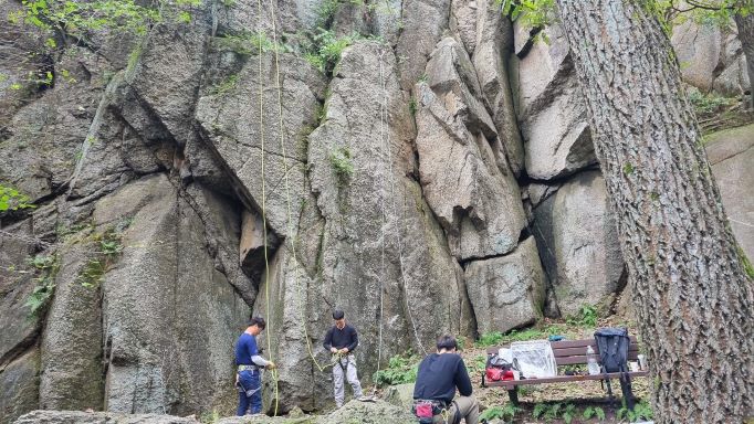 병풍바위 절벽 앞 세 남성, 준비 중,