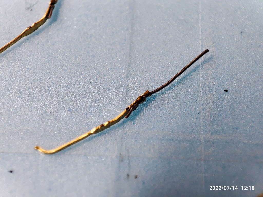 핀들과 전선은 납땜보다는 금속 이빨로 결착한 상태입니다.